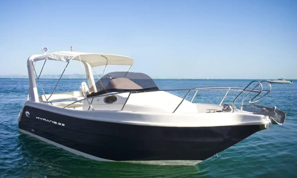 Kyranis 23 de TESYS, bateau rigide de 7,05 m avec bimini, en mer