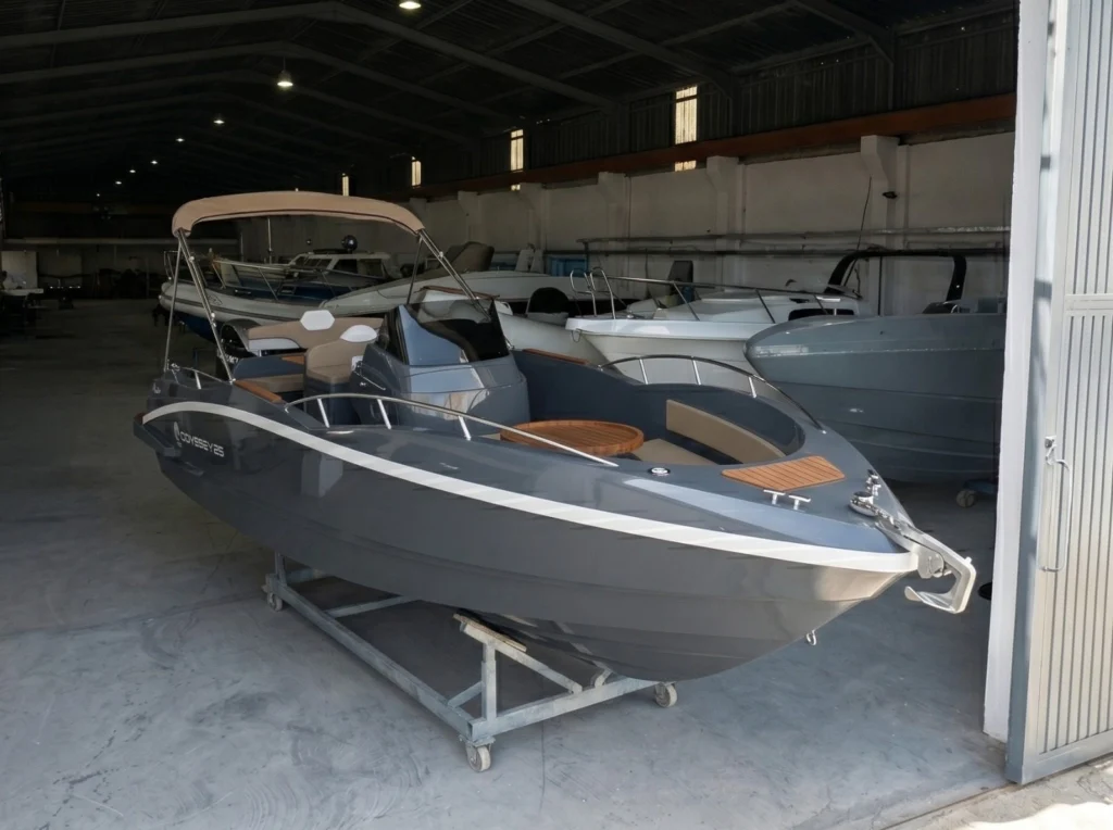 Odyssey 25 de TESYS, open rigide de 7,50 m, sous hangar