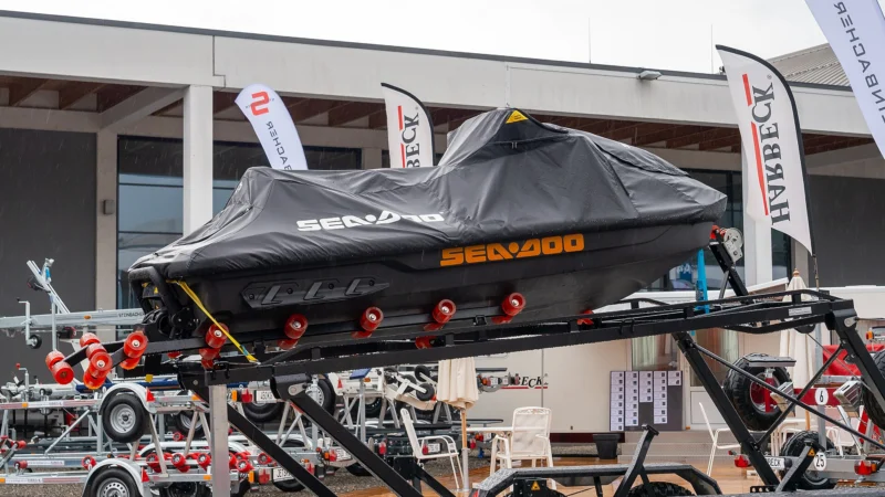 Jet ski Sea-Doo posé sur sa remorque