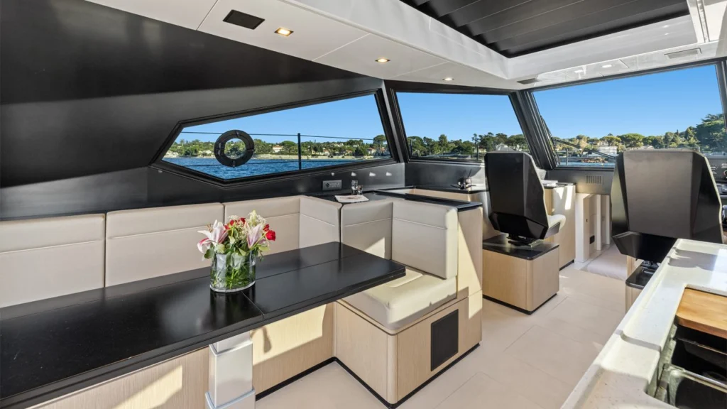Salon et poste de pilotage du catamaran WAMA 42 XL