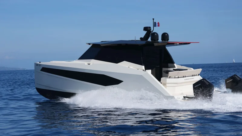 Catamaran à moteur WAMA 42 XL du chantier WAMA Yachts en navigation