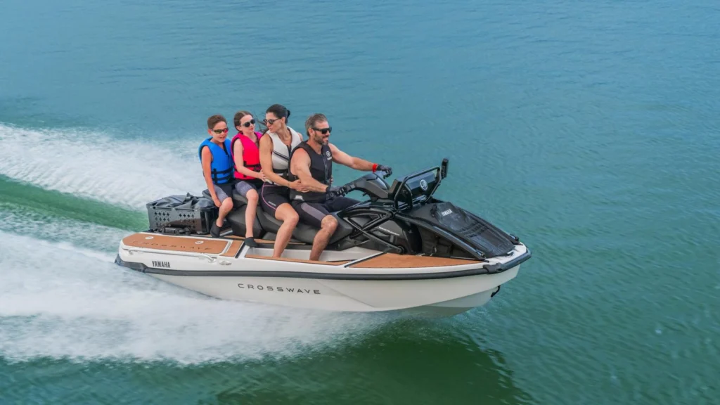 Jet ski Yamaha CrossWave 2027 avec quatre personnes à bord en navigation