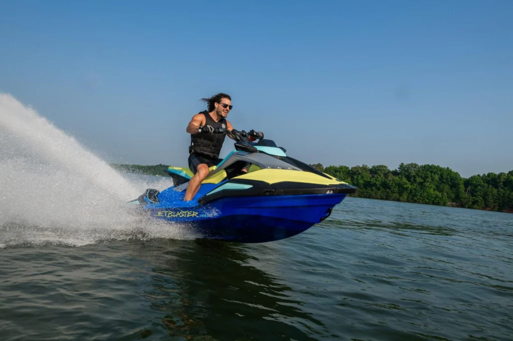 Jet ski Yamaha JetBlaster PRO 2026 en navigation avec un pilote
