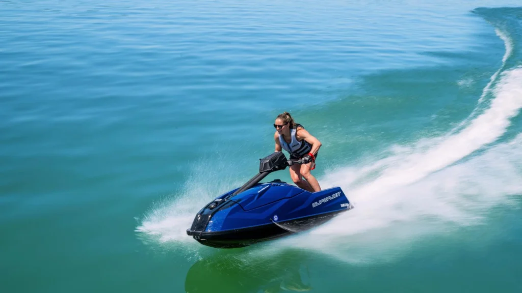 Jet ski à bras Yamaha SuperJet 2027 piloté debout