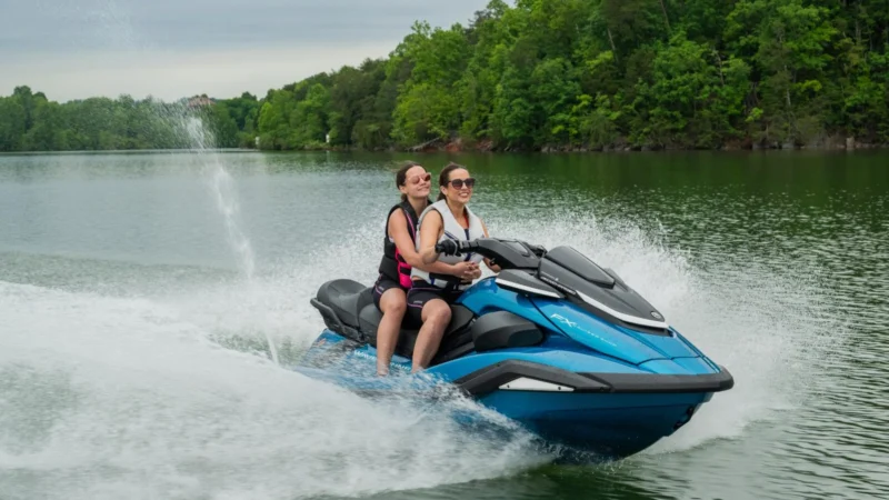 Jet ski Yamaha Tunisie : le WaveRunner FX Cruiser SVHO 2026 en navigation avec deux personnes à bord