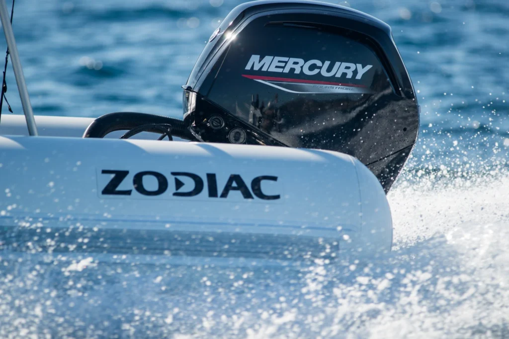 Flotteur amovible d'un semi-rigide Zodiac en navigation, gros plan sur le logo