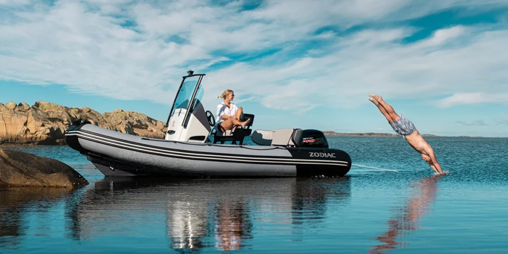 Zodiac Open 5.5 au mouillage près des rochers, baignade depuis le bateau