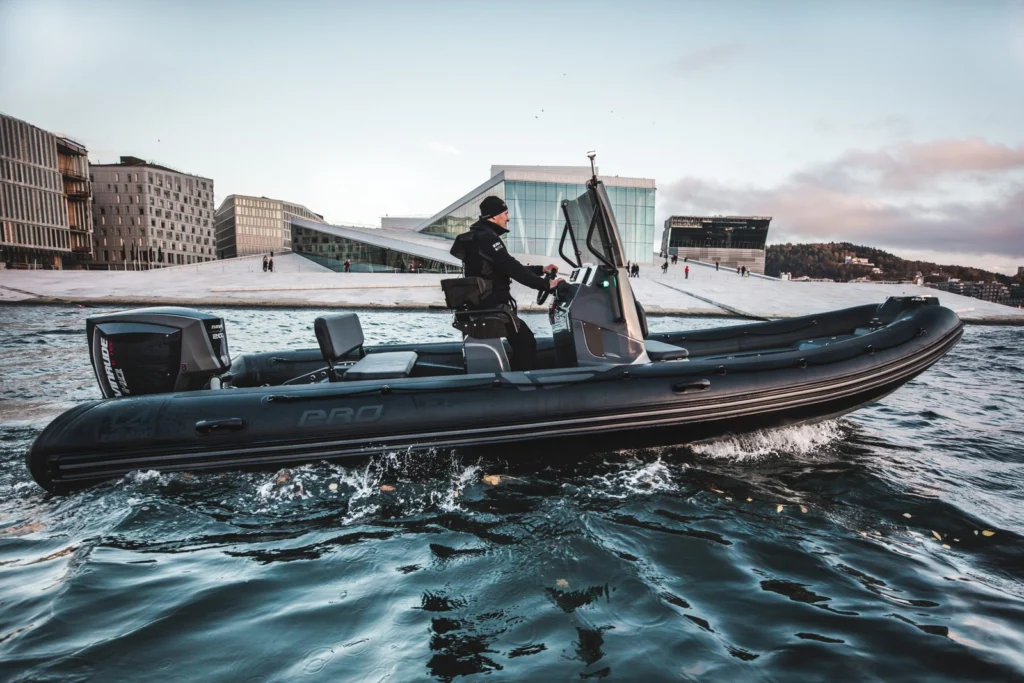 Zodiac Pro 7 semi-rigide gris en navigation