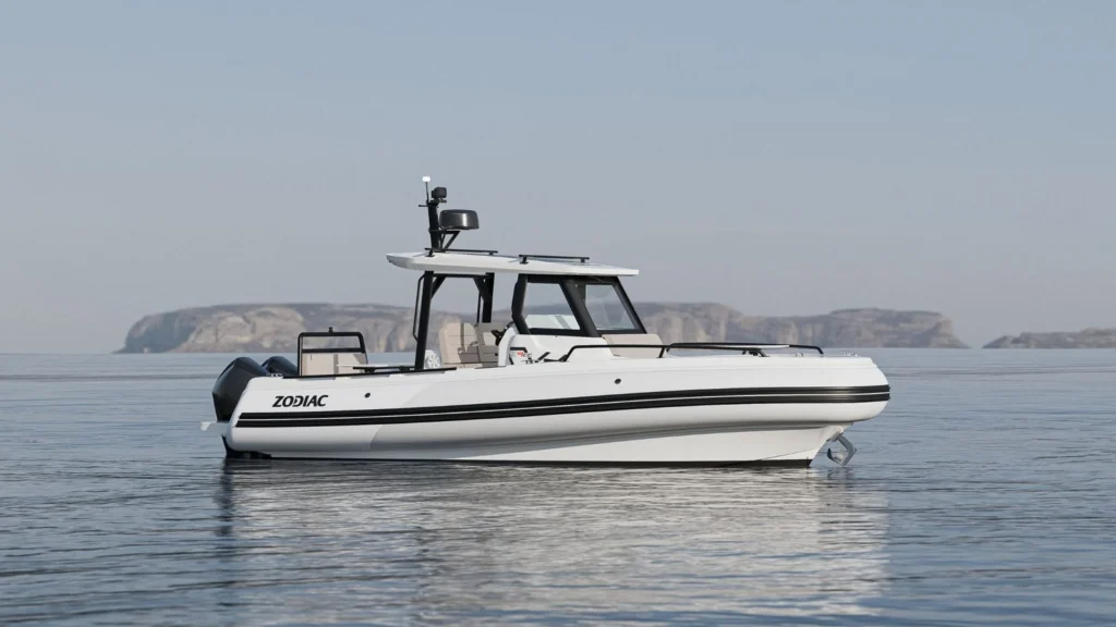 Zodiac X9CC, semi-rigide à console centrale et cabine, en mer